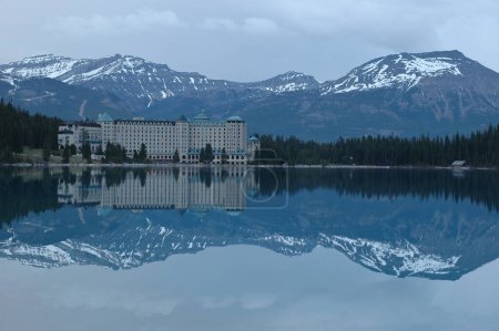 Téléchargez les photos : Grand hôtel reflet dans la montagne de neige - en image libre de droit