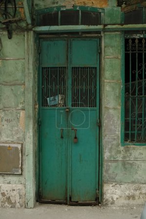 Foto de Puerta metálica verde rústica en China - Imagen libre de derechos