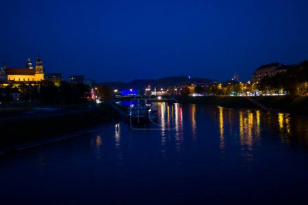 Téléchargez les photos : Vilnius vue sur la ville et paysage la nuit - en image libre de droit