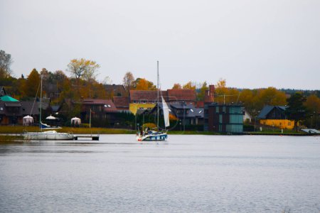 Foto de Old wooden boats near the beach of Trakai Gavle lake l, Lithuania - Imagen libre de derechos