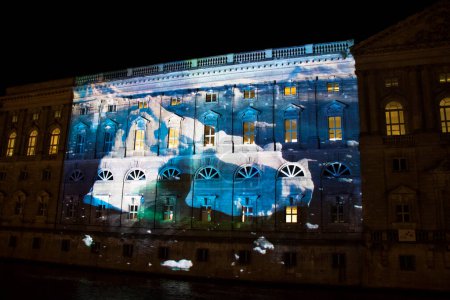 Téléchargez les photos : Festival de la lumière de Berlin en 2017, exposition latérale sur les bâtiments et les monuments, lumières colorées et art industriel. - en image libre de droit