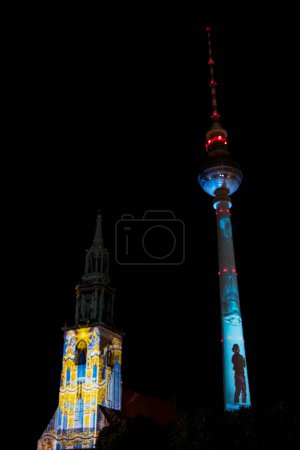 Foto de Festival de luz de Berlín en 2017, muestra lateral de los edificios y monumentos, luces de colores y arte industrial. - Imagen libre de derechos
