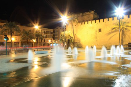 Téléchargez les photos : Altamira Palace and fountain at night in Elche - en image libre de droit