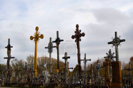 Foto de Hill of Crosses se encuentra en el norte de Lituania. - Imagen libre de derechos