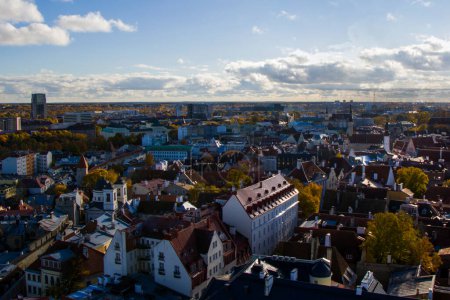 Foto de Vista de la ciudad de Tallin. Edificios y arquitectura vista exterior en el casco antiguo de Tallin. - Imagen libre de derechos