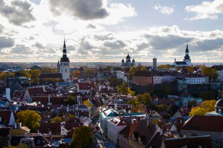 Téléchargez les photos : Vue ville de Tallinn. Bâtiments et architecture vue extérieure dans la vieille ville de Tallinn. - en image libre de droit
