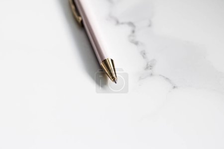 Foto de Pluma blanca sobre fondo de mármol, papelería de lujo y fondo de negocios - Imagen libre de derechos