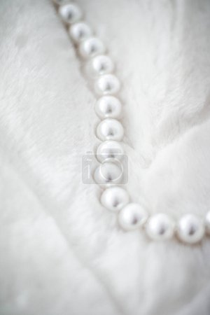 Foto de Moda de joyería de vacaciones de invierno, collar de perlas sobre fondo de piel - Imagen libre de derechos