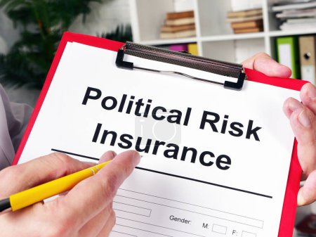 Foto de Aseguradora propone formulario de seguro de riesgo político. - Imagen libre de derechos