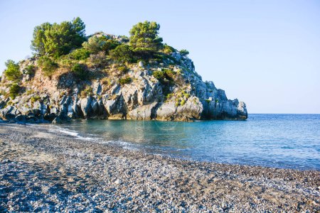 Téléchargez les photos : Belle vue sur la mer bleue et les rochers sur l'île - en image libre de droit