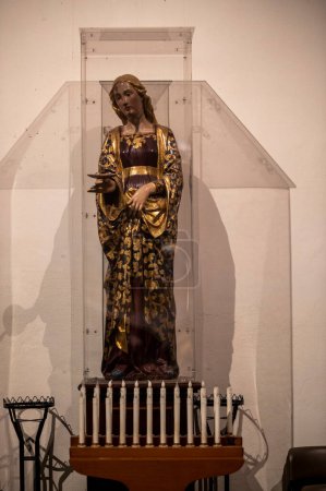 Foto de Estatua de un santo colocada en la iglesia de San Francesco - Imagen libre de derechos