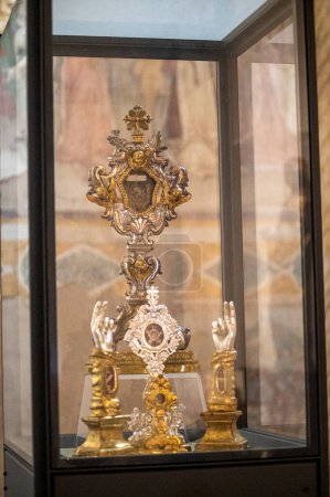 Foto de Objetos religiosos colocados en la iglesia de San Francesco - Imagen libre de derechos