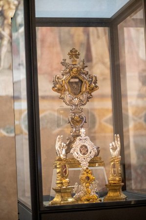 Téléchargez les photos : Objets religieux placés dans l'église de San Francesco - en image libre de droit