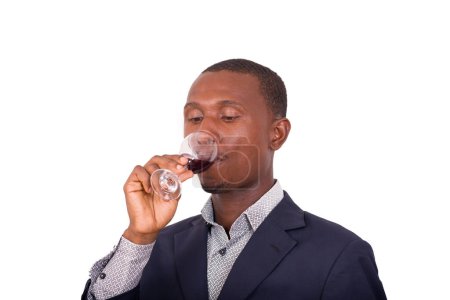 Téléchargez les photos : Homme dégustant un verre de vin rouge - en image libre de droit