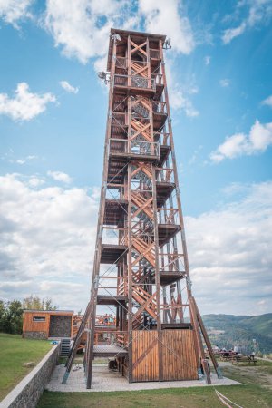 Téléchargez les photos : Tour de guet du pont d'observation appelée Milada près du barrage d'Orlik en soirée, Pribram, République tchèque - en image libre de droit