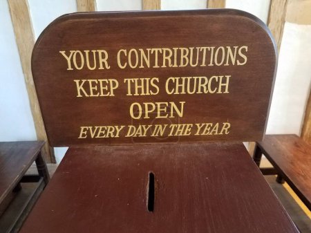 Téléchargez les photos : Vos contributions gardent cette église ouverte signe - en image libre de droit