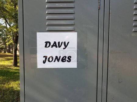 Téléchargez les photos : Davy jones vestiaire signe sur casier en métal - en image libre de droit