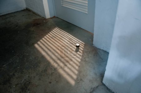 Foto de Resumen de la tarde la luz del sol brilla a través de la puerta del baño - Imagen libre de derechos