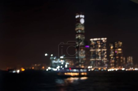 Foto de Escena borrosa oscura desenfocada de rascacielos torres comerciales en Hong Kong cerca de Victoria Bay - Imagen libre de derechos