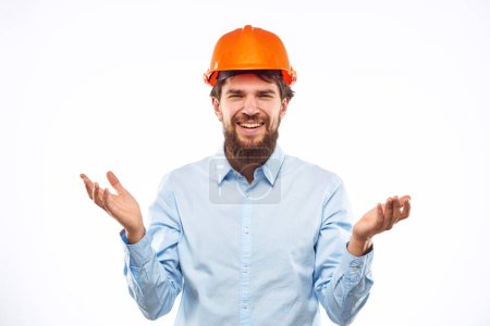 Foto de Hombre en uniforme de trabajo naranja sombrero duro estilo de vida oficial - Imagen libre de derechos