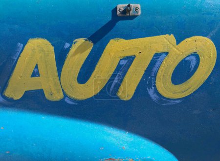 Téléchargez les photos : Texte de peinture jaune automatique sur fond métallique bleu - en image libre de droit