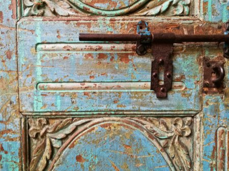 Foto de Llave de cerradura de metal vintage morroccan en puerta vieja azul - Imagen libre de derechos