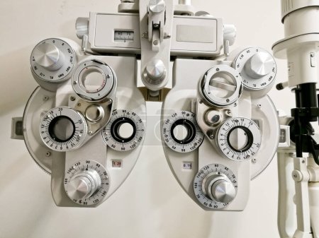 Téléchargez les photos : Optométrie bifocale appareil de mesure de la vue sur fond blanc - en image libre de droit