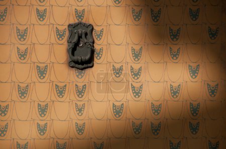 Foto de Percha de tela metálica vintage en la clásica pared europea amarilla - Imagen libre de derechos
