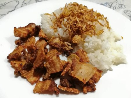 Téléchargez les photos : Croustillant prok frit style thaï avec du riz collant - en image libre de droit