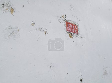Téléchargez les photos : Mur en béton blanc avec bâton rouge pas de panneau de poteau - en image libre de droit
