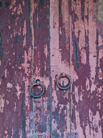 Téléchargez les photos : Vieux vintage rustique marron porte en bois fermée - en image libre de droit