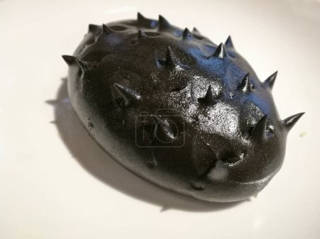Foto de Negro mar pepino chino fusión bao bollo snack sobre fondo blanco - Imagen libre de derechos