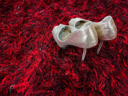 Téléchargez les photos : Argent brillant chaussures à talons hauts stiletto sur tapis rouge - en image libre de droit