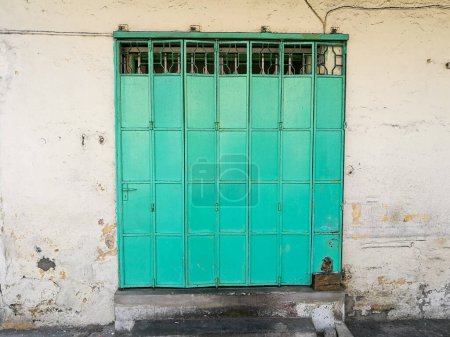 Téléchargez les photos : Porte vintage métal vert à Penang Malaisie - en image libre de droit