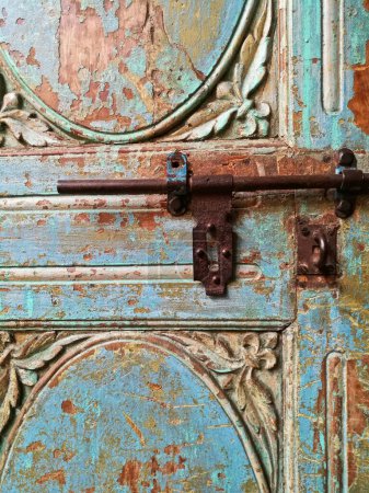 Foto de Llave de cerradura de metal vintage morroccan en puerta vieja azul - Imagen libre de derechos