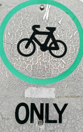 Téléchargez les photos : Seul vélo panneau de signalisation défectueux blanc - en image libre de droit
