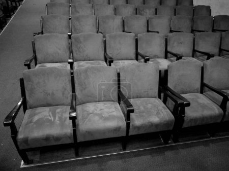 Téléchargez les photos : Sièges de théâtre classiques en noir et blanc - en image libre de droit