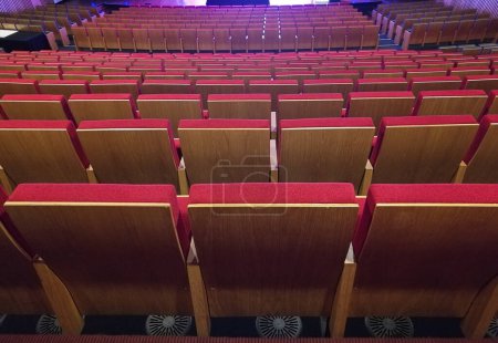 Téléchargez les photos : Sièges rouges sur une large scène de théâtre - en image libre de droit