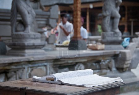 Téléchargez les photos : Livre d'or sur table en bois à Bali Temple hindou - en image libre de droit