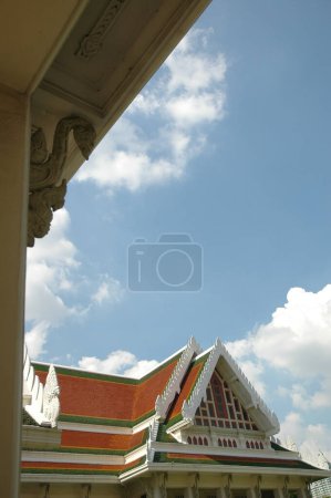 Téléchargez les photos : Architecture de toit du grand temple thaïlandais - en image libre de droit