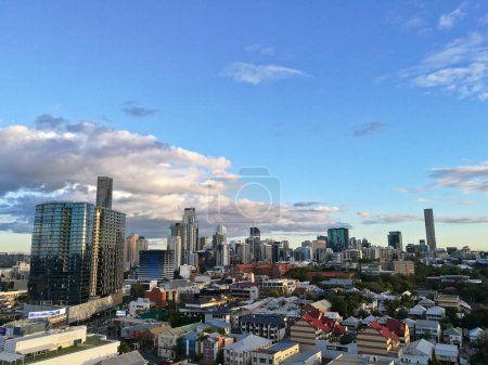 Téléchargez les photos : Calme soirée ciel bleu scène avec Brisbane vue gratte-ciel - en image libre de droit
