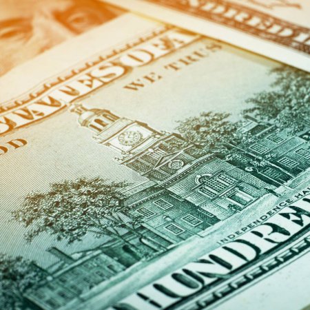 Foto de Primer plano de los billetes de dólar grandes. Moneda americana. - Imagen libre de derechos