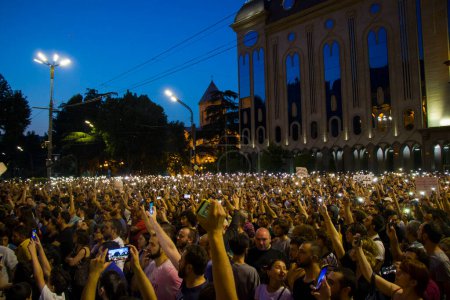 Foto de Protestas georgianas frente al Parlamento, también conocidas como Noche de Gavrilov o protestas antigubernamentales. Protestas 2019 en saqartvelo - Imagen libre de derechos