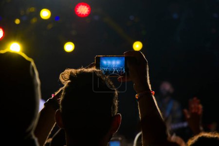 Téléchargez les photos : Concert de musique en direct, vie nocturne et foule, musique debout et écoute jeunes adultes. - en image libre de droit