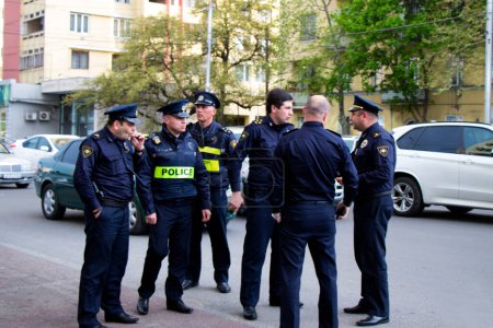 Téléchargez les photos : Policiers dans la rue - en image libre de droit