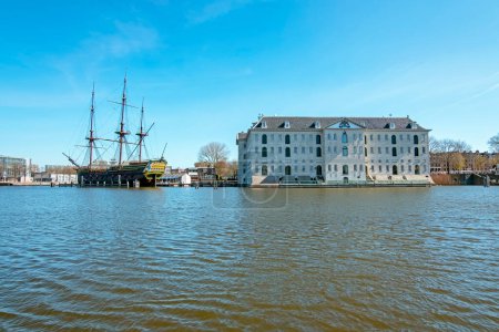 VOC buque y museo marítimo en el puerto de Amsterdam en los Países Bajos