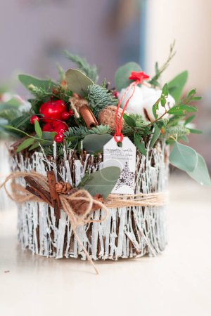 Téléchargez les photos : "Décoration de Noël avec oeillets, chrysanthèmes santini, brunia et sapin." - en image libre de droit