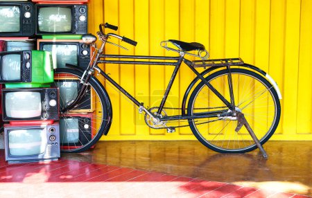 Téléchargez les photos : Vintage vélo et vieux téléviseurs - en image libre de droit