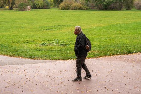 Téléchargez les photos : 11/05/2020. Prague, République tchèque. Vieil homme masqué marchant dans le parc de Prague - en image libre de droit