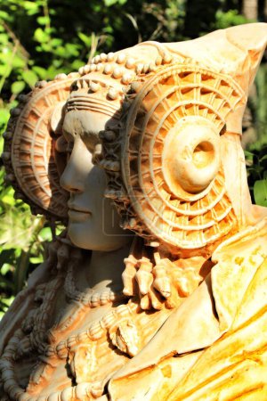 Téléchargez les photos : Buste de Dame d'Elche dans un jardin sous le soleil - en image libre de droit